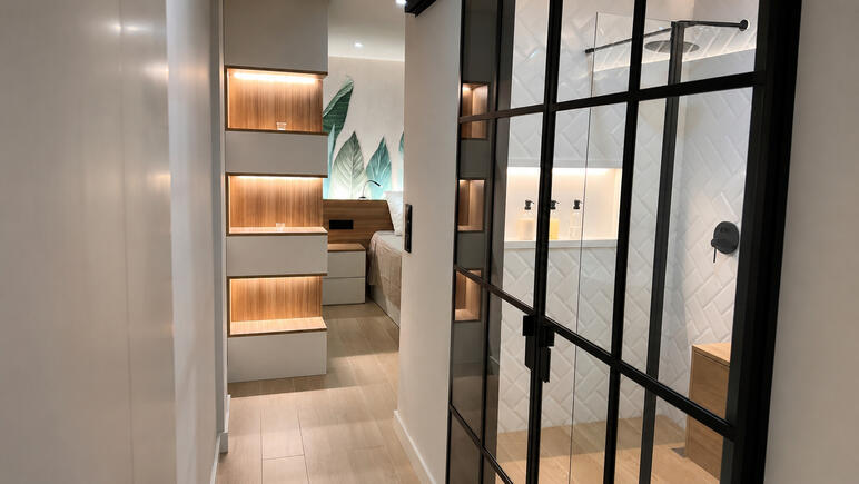Acceso al dormitorio con baño en suite